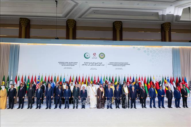 Các đại biểu chụp ảnh chung tại Hội nghị thượng đỉnh khẩn cấp Liên đoàn Arập (AL) và Tổ chức Hợp tác Hồi giáo (OIC) ở Doha, Qatar ngày 15/9/2025. Ảnh: AA/TTXVN