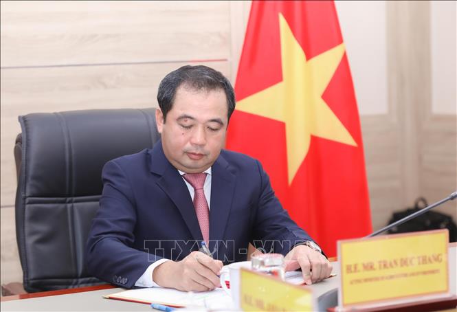 Quyền Bộ trưởng Bộ Nông nghiệp và Môi trường Trần Đức Thắng thay mặt Chính phủ Việt Nam ký kết Thỏa thuận thực hiện theo Điều 6 của Thỏa thuận Paris về biến đổi khí hậu theo hình thức trực tuyến. Ảnh: Phan Phương – TTXVN