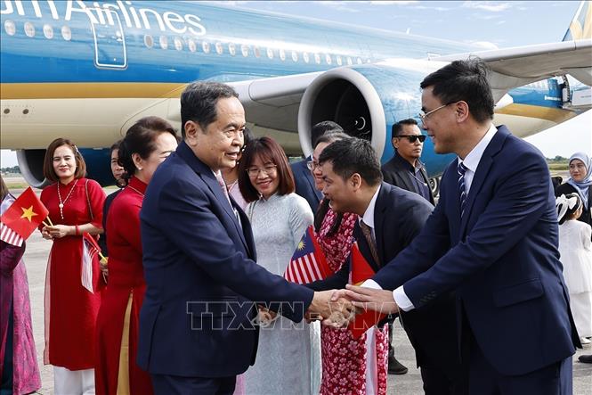 National Assembly Chairman Tran Thanh Man, his spouse Nguyen Thi Thanh Nga, and the Vietnamese high-ranking delegation are welcomed at the Kuala Lumpur International Airport. VNA Photo: Doãn Tấn