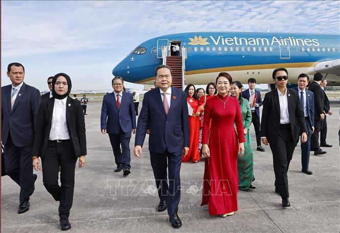 National Assembly Chairman Tran Thanh Man, his spouse Nguyen Thi Thanh Nga, and the Vietnamese high-ranking delegation are welcomed at the Kuala Lumpur International Airport. VNA Photo: Doãn Tấn