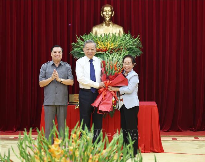 GS.TS Nguyễn Thị Doan, Chủ tịch Hội Khuyến học Việt Nam chúc mừng Tổng Bí thư Tô Lâm. Ảnh: Thống Nhất - TTXVN
