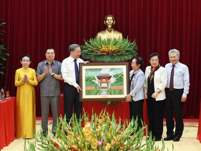 Tổng Bí thư Tô Lâm tặng bức tranh lưu niệm cho Hội Khuyến học Việt Nam. Ảnh: Thống Nhất – TTXVN