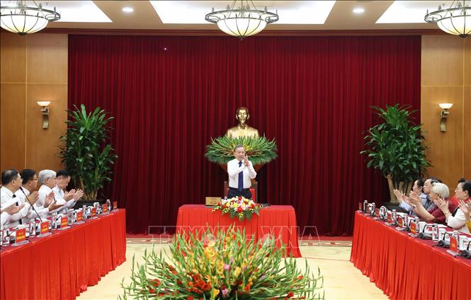 Tổng Bí thư Tô Lâm gặp mặt Ban Thường vụ Trung ương Hội Khuyến học Việt Nam. Ảnh: Thống Nhất - TTXVN