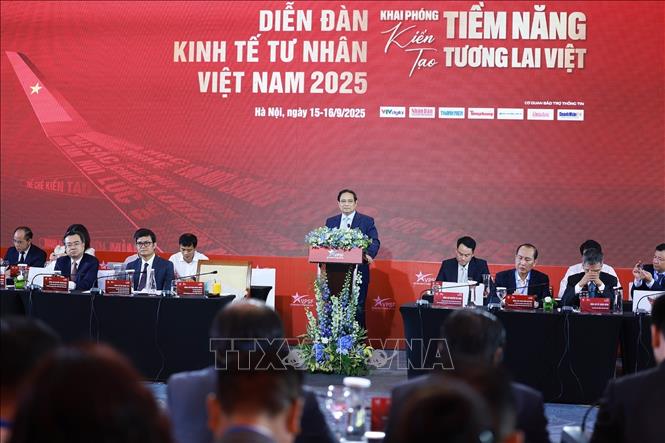 Thủ tướng Phạm Minh Chính phát biểu tại Phiên đối thoại cấp cao Diễn đàn Kinh tế tư nhân Việt Nam (VPSF) 2025. Ảnh: Dương Giang-TTXVN