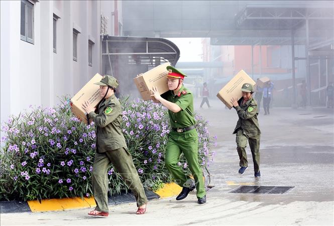 Lực lượng công an nhanh chóng có mặt tại hiện trường triển khai các phương án cứu trợ tại diễn tập. Ảnh: Nguyễn Thảo - TTXVN