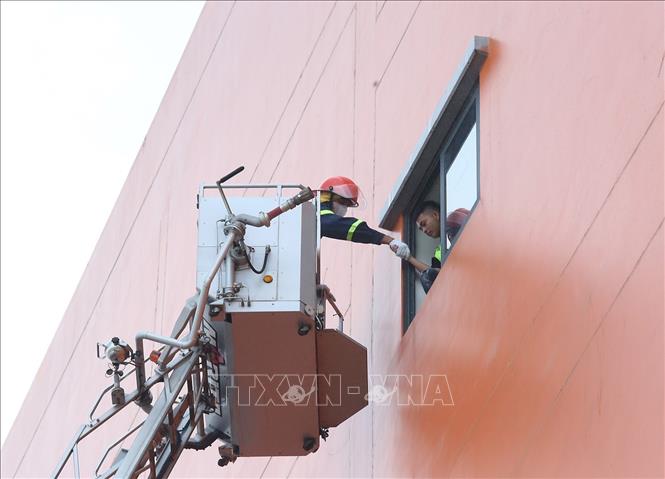 Lực lượng cứu nạn, cứu hộ giải cứu những nạn nhân bị mắc kẹt tại diễn tập. Ảnh: Nguyễn Thảo - TTXVN