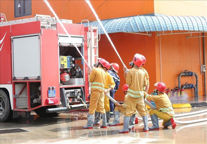 Lực lượng công an tỉnh Phú Thọ tiến hành phương án chữa cháy tại diễn tập. Ảnh: Nguyễn Thảo - TTXVN