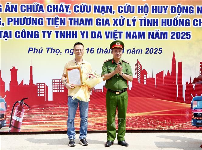 Đại diện lãnh đạo Công an tỉnh Phú Thọ trao tặng Thư khen của Giám đốc Công an tỉnh cho Công ty TNHH YI DA Việt Nam. Ảnh: Nguyễn Thảo - TTXVN