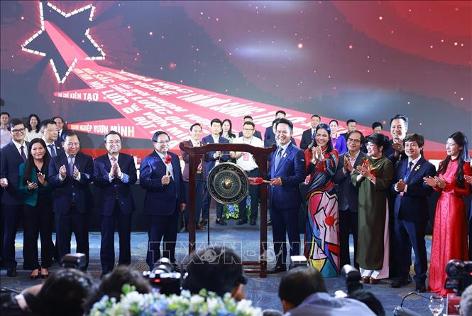 Thủ tướng Phạm Minh Chính tiến hành nghi thức đánh cồng khởi động một giai đoạn phát triển mới tại Diễn đàn Kinh tế tư nhân Việt Nam (VPSF) 2025. Ảnh: Dương Giang-TTXVN