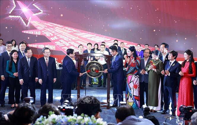 Thủ tướng Phạm Minh Chính tiến hành nghi thức đánh cồng khởi động một giai đoạn phát triển mới tại Diễn đàn Kinh tế tư nhân Việt Nam (VPSF) 2025. Ảnh: Dương Giang-TTXVN