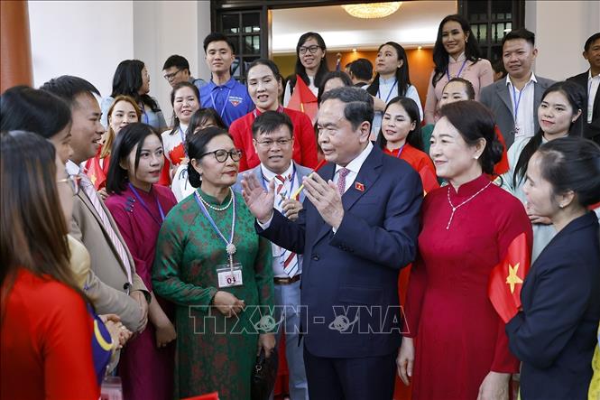 Chủ tịch Quốc hội Trần Thanh Mẫn và Phu nhân gặp gỡ đại diện cộng đồng người Việt Nam ở Malaysia. Ảnh: Doãn Tấn – TTXVN