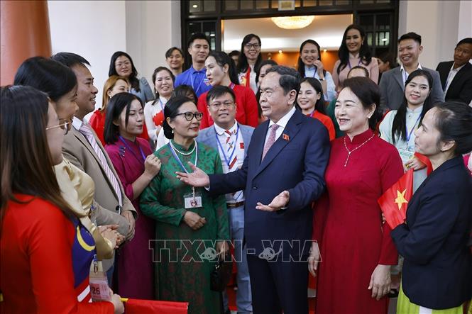 Chủ tịch Quốc hội Trần Thanh Mẫn và Phu nhân gặp gỡ đại diện cộng đồng người Việt Nam ở Malaysia. Ảnh: Doãn Tấn – TTXVN