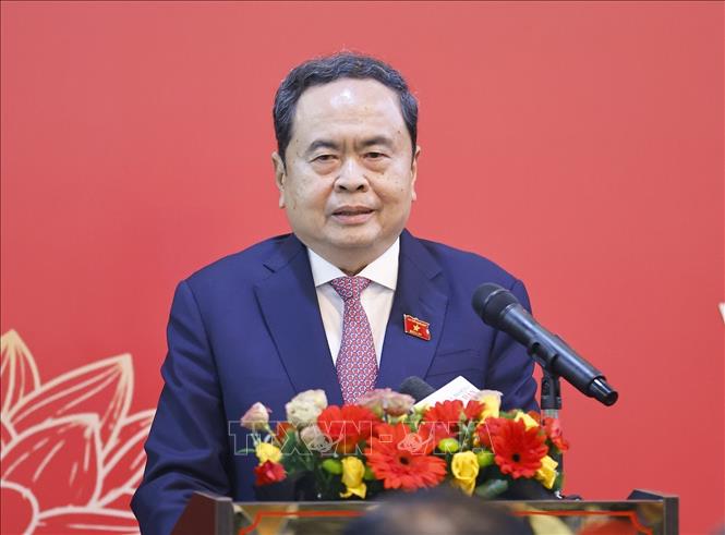 Chủ tịch Quốc hội Trần Thanh Mẫn nói chuyện thân mật với cán bộ, nhân viên Đại sứ quán và đại diện cộng đồng người Việt Nam ở Malaysia. Ảnh: Doãn Tấn – TTXVN