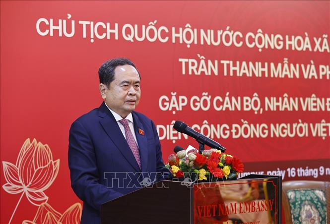 Chủ tịch Quốc hội Trần Thanh Mẫn nói chuyện thân mật với cán bộ, nhân viên Đại sứ quán và đại diện cộng đồng người Việt Nam ở Malaysia. Ảnh: Doãn Tấn – TTXVN