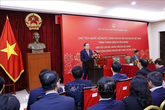 Chủ tịch Quốc hội Trần Thanh Mẫn nói chuyện thân mật với cán bộ, nhân viên Đại sứ quán và đại diện cộng đồng người Việt Nam ở Malaysia. Ảnh: Doãn Tấn – TTXVN