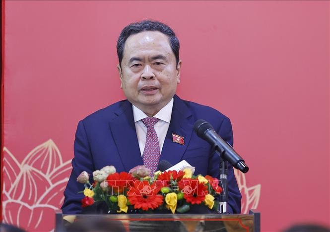 Chủ tịch Quốc hội Trần Thanh Mẫn nói chuyện thân mật với cán bộ, nhân viên Đại sứ quán và đại diện cộng đồng người Việt Nam ở Malaysia. Ảnh: Doãn Tấn – TTXVN