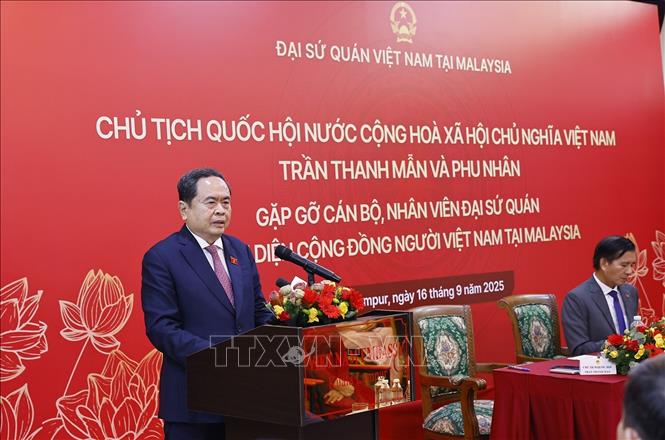 Chủ tịch Quốc hội Trần Thanh Mẫn nói chuyện thân mật với cán bộ, nhân viên Đại sứ quán và đại diện cộng đồng người Việt Nam ở Malaysia. Ảnh: Doãn Tấn – TTXVN