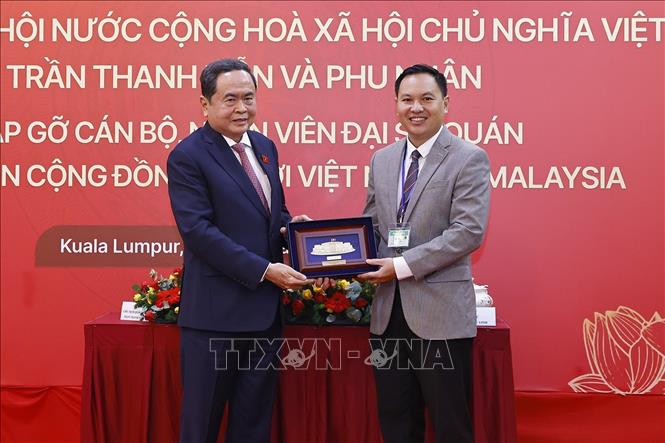 Chủ tịch Quốc hội Trần Thanh Mẫn tặng quà cho đại diện cộng đồng người Việt Nam ở Malaysia. Ảnh: Doãn Tấn - TTXVN