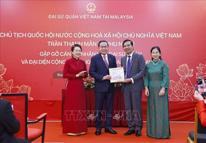 Chủ tịch Quốc hội Trần Thanh Mẫn và Phu nhân tặng quà Đại sứ Việt Nam tại Malaysia Đinh Ngọc Linh và Phu nhân. Ảnh: Doãn Tấn - TTXVN