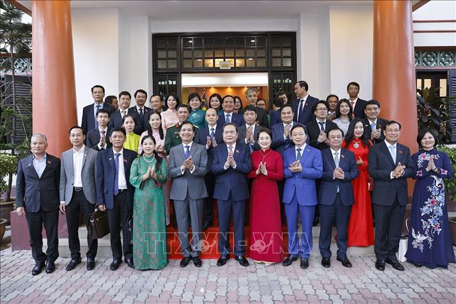 Chủ tịch Quốc hội Trần Thanh Mẫn và Phu nhân gặp gỡ cán bộ, nhân viên Đại sứ quán và đại diện cộng đồng người Việt Nam ở Malaysia. Ảnh: Doãn Tấn – TTXVN