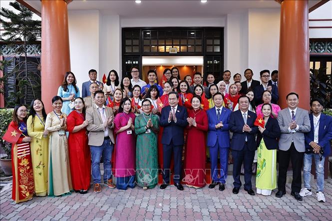 Chủ tịch Quốc hội Trần Thanh Mẫn và Phu nhân gặp gỡ cộng đồng người Việt Nam tại Malaysia. Ảnh: Doãn Tấn – TTXVN