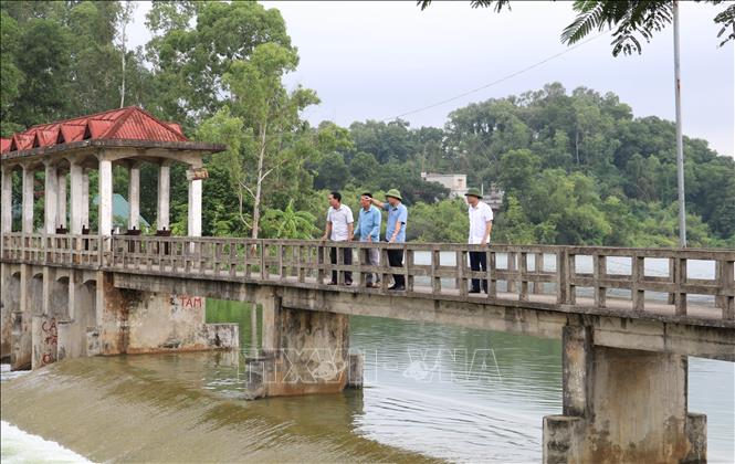 Kiểm tra công tác phòng chống thiên tai tại hồ Yên Thắng, xã Yên Thắng, tỉnh Ninh Bình. Ảnh: Thùy Dung - TTXVN