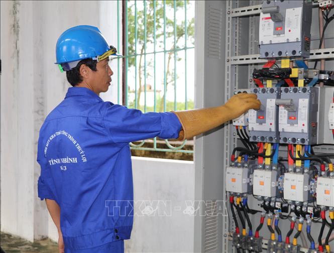 Kiểm tra vận hành trạm bơm tại xã Phát Diệm, tỉnh Ninh Bình. Ảnh: Thùy Dung - TTXVN