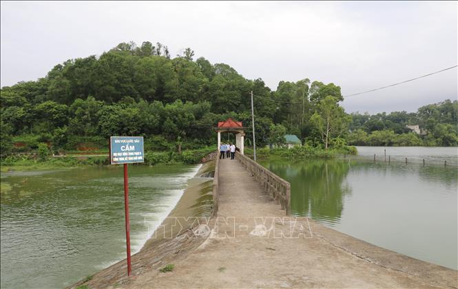 Kiểm tra công tác phòng chống thiên tai tại hồ Yên Thắng, xã Yên Thắng, tỉnh Ninh Bình. Ảnh: Thùy Dung - TTXVN