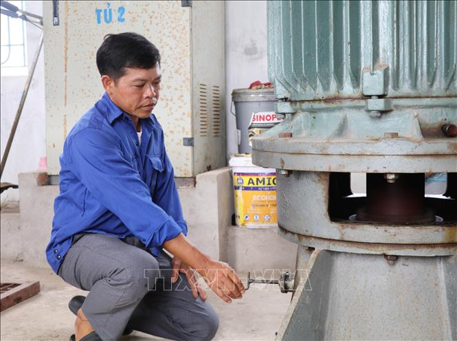 Kiểm tra vận hành trạm bơm tại xã Phát Diệm, tỉnh Ninh Bình. Ảnh: Thùy Dung - TTXVN