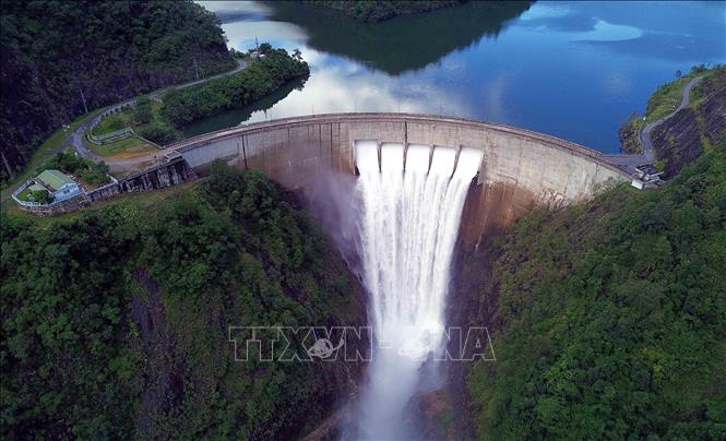 Đập thủy điện Nậm Chiến nhìn từ trên cao. Ảnh: Quang Quyết - TTXVN