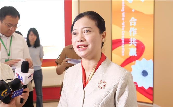 Bà Vi Triều Huy, Tổng Thư ký CAEXPO, Cục trưởng Cục Triển lãm quốc tế Quảng Tây trả lời phỏng vấn phóng viên TTXVN tại Trung Quốc trước thềm diễn ra Hội chợ CAEXPO 22. Ảnh: Công Tuyên-PV TTXVN tại Trung Quốc