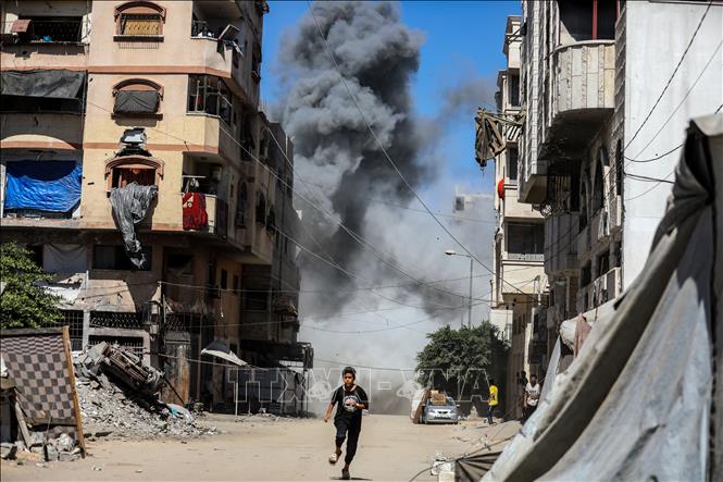 Khói bốc lên sau cuộc không kích của Israel tại Gaza. Ảnh: THX/TTXVN