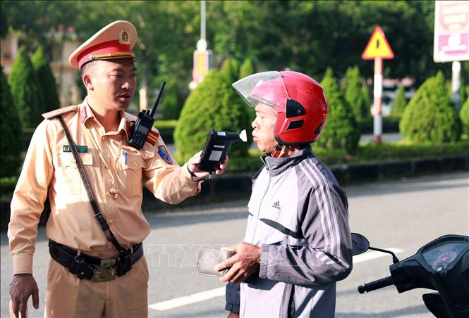 Lực lượng Cảnh sát giao thông Công an tỉnh Lai Châu tăng cường kiểm tra nồng độ cồn trên các tuyến đường. Ảnh: Quý Trung – TTXVN