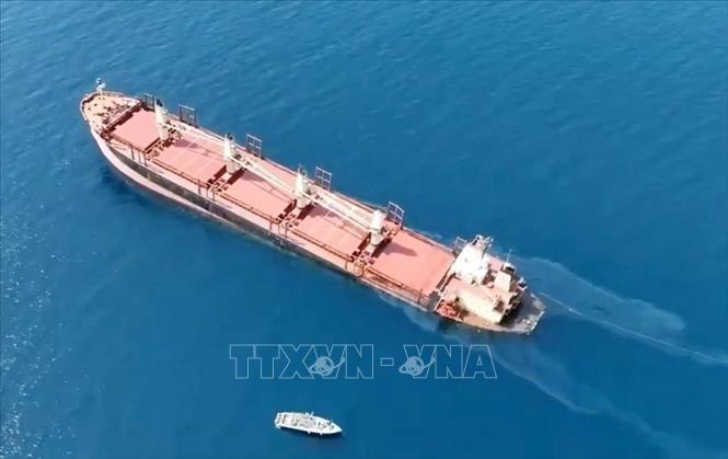 (Tư liệu) Một tàu hàng của Anh sau khi bị lực lượng Houthi tấn công ở ngoài khơi bờ biển Yemen ngày 18/2/2024. Ảnh: THX/TTXVN