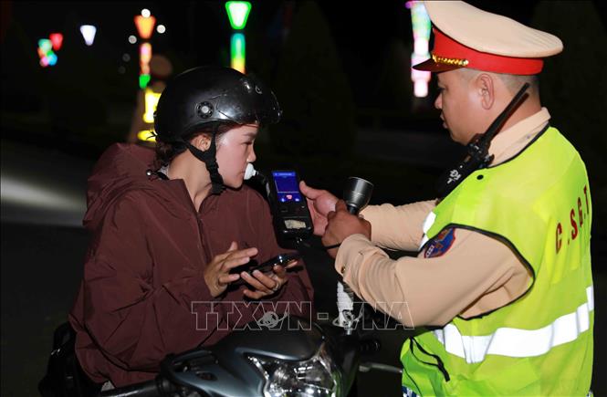 Không chỉ có nam giới vi phạm nồng độ cồn mà phụ nữ cũng vi phạm nồng độ cồn khi tham gia giao thông. Ảnh: Quý Trung – TTXVN
