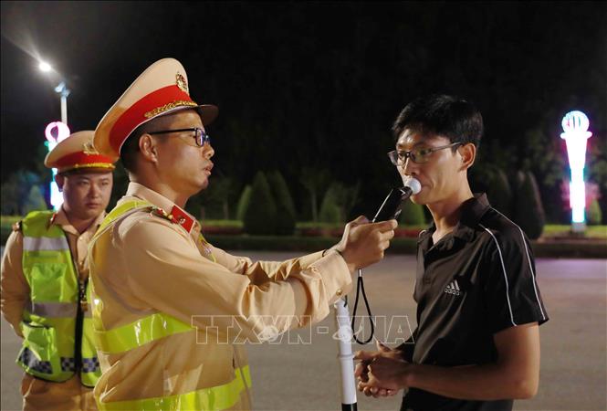 Tổ công tác Đội cảnh sát giao thông đường bộ số 1 kiểm tra nồng độ cồn người vi phạm quay xe có ý định bỏ trốn. Ảnh: Quý Trung – TTXVN