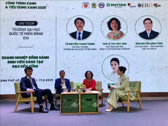Các chuyên gia, doanh nghiệp tham gia tọa đàm đàm kết nối R&D trong khuôn khổ chương trình. Ảnh: Mỹ Phương – TTXVN.