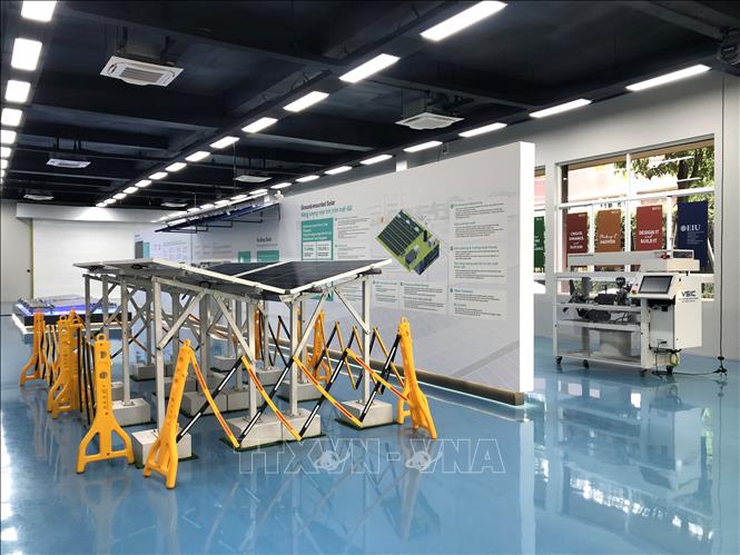 Các sản phẩm R&D trưng bày tại Trung tâm Giải pháp bền vững Sembcorp-EIU. Ảnh: Mỹ Phương – TTXVN