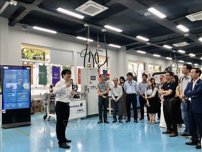 Đoàn doanh nghiệp và khách tham quan Trung tâm Giải pháp bền vững Sembcorp-EIU trong khuôn khổ chương trình. Ảnh: Mỹ Phương – TTXVN