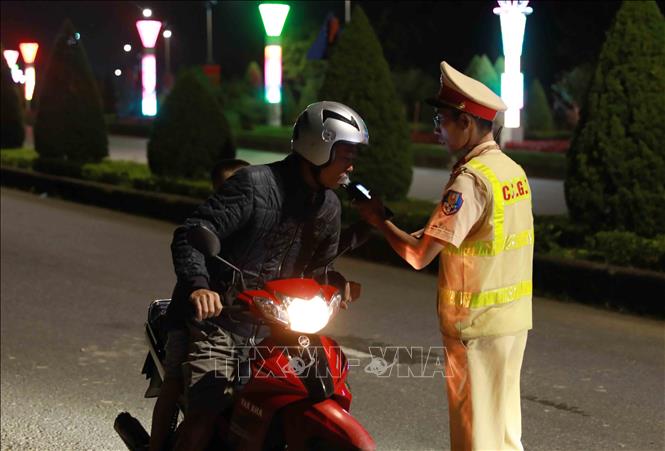 Cảnh sát Giao thông công an tỉnh Lai Châu kiểm tra nồng độ cồn các phương tiện tham gia giao thông trên quốc lộ 4D. Ảnh: Quý Trung – TTXVN
