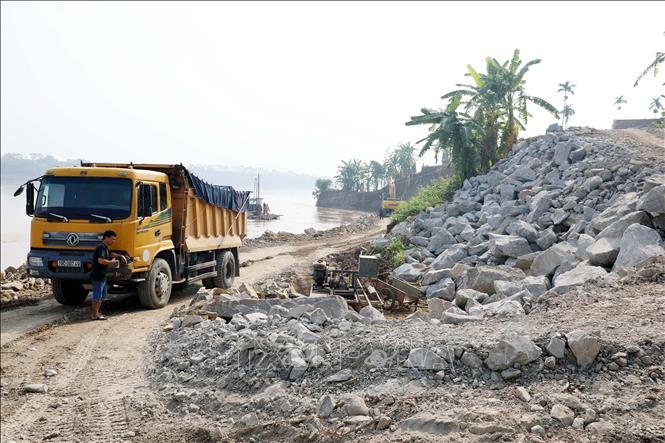 UBND tỉnh Phú Thọ đã ban hành Quyết định công bố tình huống khẩn cấp về thiên tai và Lệnh xây dựng công trình khẩn cấp nhằm kịp thời khắc phục, hạn chế tối đa thiệt hại về người và tài sản. Ảnh: Tạ Toàn – TTXVN