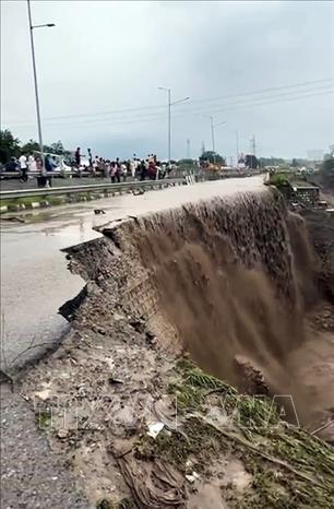 Đoạn đường bị hư hại do lở đất và mưa lớn ở bang Uttarakhand, Ấn Độ ngày 16/9/2025. Ảnh: ANI/TTXVN