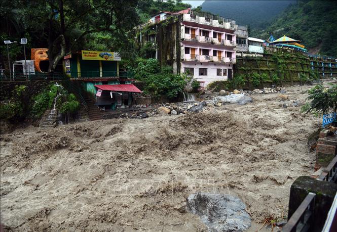 Nước lũ tàn phá nhiều nhà cửa và đường sá ở bang Uttarakhand, Ấn Độ ngày 16/9/2025. Ảnh: ANI/TTXVN