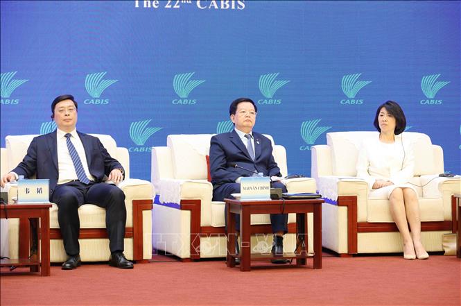 Phó Thủ tướng Chính phủ Mai Văn Chính (giữa) tham dự Hội nghị đối thoại bàn tròn giữa Chính phủ Việt Nam với CEO các doanh nghiệp Trung Quốc. Ảnh: Công Tuyên-PV TTXVN tại Trung Quốc