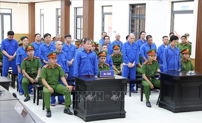 Các bị cáo tại phiên toà sơ thẩm. Ảnh: Công Mạo-TTXVN