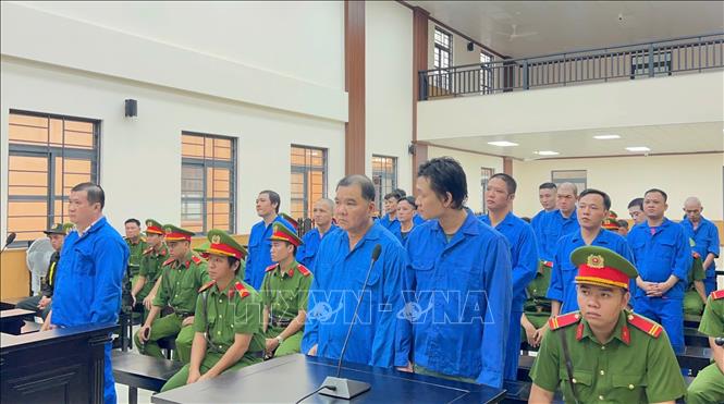 Các bị cáo đứng nghe Hội đồng xét xử tuyên án. Ảnh: Công Mạo-TTXVN