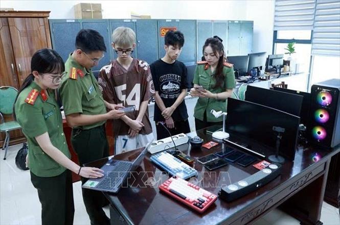 Phòng An ninh mạng và phòng, chống tội phạm sử dụng công nghệ cao, Công an tỉnh Lạng Sơn làm việc với 2 đối tượng Hoàng Vạn Sơn và Đinh Bảo Thái. Ảnh: TTXVN phát