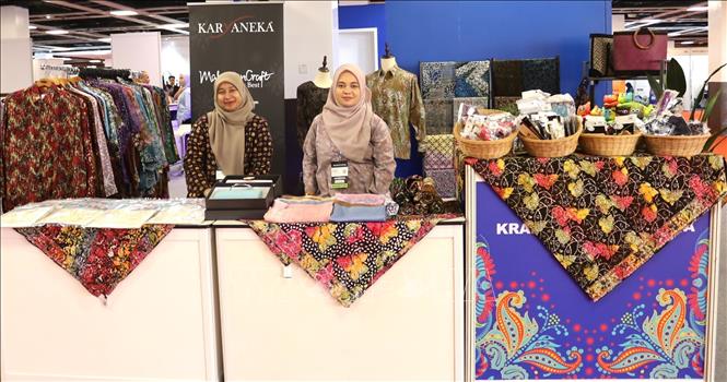 Cửa hàng đồ thủ công được ưa chuộng ở Kuala Lumpur tại triển lãm. Ảnh: Viên Luyến – PV TTXVN tại Malaysia.
