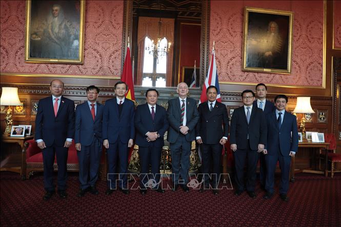 Đoàn công tác Học viện Chính trị Quốc gia Hồ Chí Minh chụp ảnh lưu niệm với ông Lindsay Hoyle, Chủ tịch Hạ viện Anh. Ảnh Hữu Tiến - PV TTXVN tại Anh