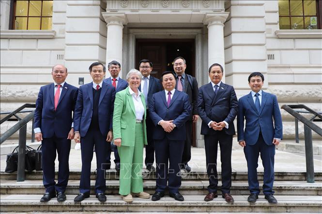 Đoàn công tác Học viện Chính trị Quốc gia Hồ Chí Minh chụp ảnh lưu niệm với Nữ Nam tước Gisela Stuart (hàng đầu, thứ 3 từ trái sang), thành viên Thượng viện Anh, Ủy viên thứ Nhất Ủy ban Dịch vụ Dân sự. Ảnh Hữu Tiến - PV TTXVN tại Anh